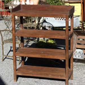 Hylla med ribbade hyllplan