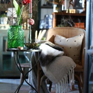 Sidobord / spegelbord med svängda ben